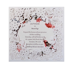 Faire-part de mariage découpé au laser avec motif floral ajouré et carte intérieure