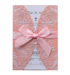 Rosa lasergeschnittene Hochzeitseinladung mit Blattmuster und edler Satinschleife