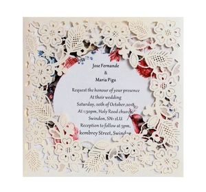 Faire-part de mariage ajouré au laser avec motif floral blanc crème et page intérieure colorée