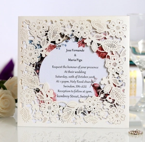 Faire-part de mariage ajouré au laser avec motifs floraux délicats et détails élégants