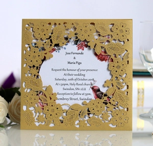 Détail de l'invitation de mariage dorée découpée au laser avec carte intérieure nacrée