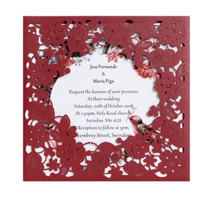Invitation de mariage bordeaux découpée au laser avec carte aquarelle élégante