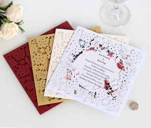Invitations de mariage découpées au laser en bordeaux or et crème sur papier perlé chic