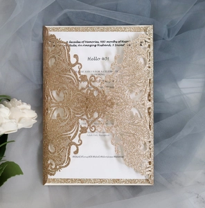Dettaglio dell'invito dorato con glitter tagliato al laser e scritta Hello 40 compleanno