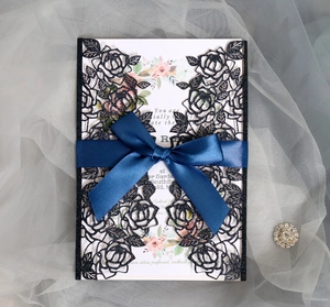 Invitation de mariage découpée au laser bleu marine avec paillettes et ruban satiné