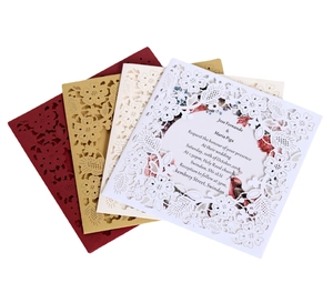 Faire-part de mariage découpés au laser avec motifs floraux en rouge, or, beige et blanc