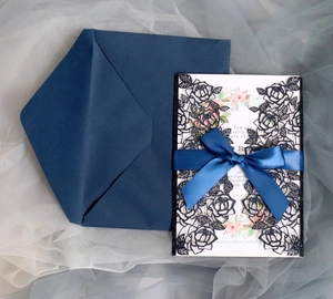 Faire-part de mariage bleu marine découpé au laser avec papier pailleté et nœud satin