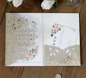 Invitations de mariage découpées au laser en or champagne avec des cartes à fleurs chic