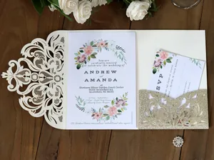 Détail de l'invitation de mariage découpée au laser avec pochette dorée et motifs floraux
