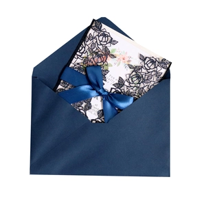 Invitation mariage bleu marine découpée au laser avec paillettes et ruban satin
