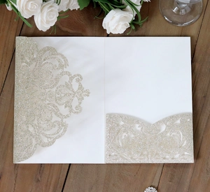 Gros plan de l'invitation de mariage pailletée découpée au laser avec pochette évidée