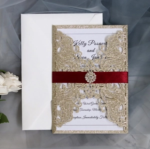 Partecipazione matrimonio laser oro con nastro rosso e fibbia di strass elegante