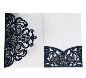 Détail de l'invitation découpée au laser bleu foncé pailleté avec motif floral dentelle