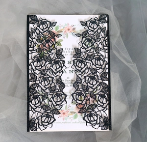 Invitation mariage noire pailletée découpée au laser avec carte florale et fond en dentelle
