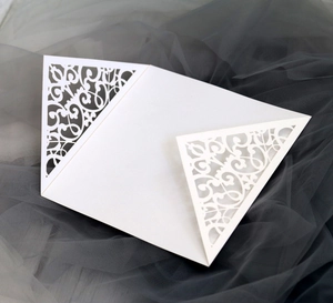 Detailaufnahme der eleganten Laser-Einladung mit europäischem Rebenmuster auf Perlpapier