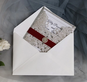 Invito a nozze argento tagliato al laser con nastro rosso scuro e fibbia con strass