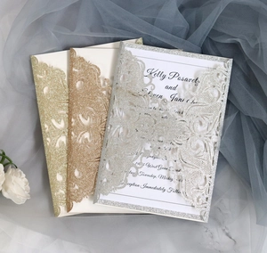 Dettaglio macro dell'invito di nozze tagliato al laser con finitura glitterata elegante