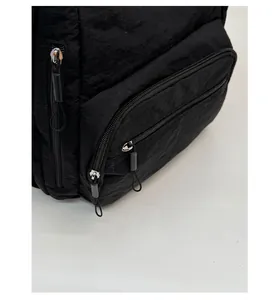 Detail einer schwarzen Mehrzweck-Tasche mit leichtem Nylongewebe und Reißverschlüssen