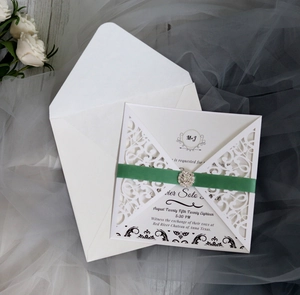 Elegante lasergeschnittene Hochzeitseinladungskarte mit grünem Satinband und Brosche