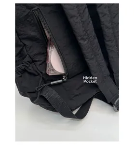 Detail eines schwarzen Nylon-Rucksacks mit versteckter Diebstahlschutztasche am Rücken