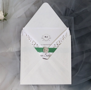 Elegante europäische lasergeschnittene Hochzeitseinladung mit grünem Band und Kristall