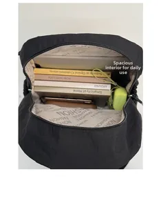 Innenansicht der schwarzen Tasche mit großem Stauraum für den täglichen Gebrauch