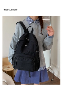 Detail eines schwarzen Pendler-Rucksacks aus strapazierfähigem Nylon mit praktischen Taschen