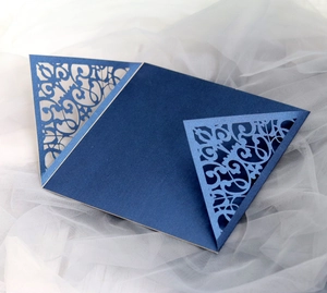 Detailliertes lasergeschnittenes Design auf tiefblauer Perlmutt-Hochzeitseinladung