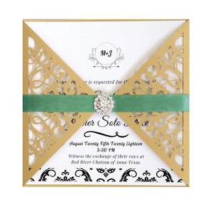 Edle weinrote Lasercut-Hochzeitseinladung mit Goldband und funkelndem Diamant-Broschen-Detail