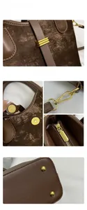Détails du sac en velours marron et cuir avec ferrures dorées et coutures de précision