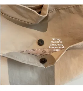 Vista dettagliata della chiusura magnetica e delle cuciture su questa borsa beige