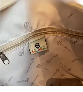 Dettaglio interno della borsa tote in tela con fodera logata e tasca con zip in metallo