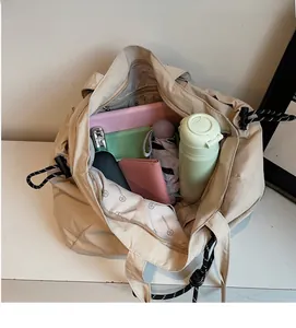Vista interna di una borsa tote in tela beige che mostra ampi scomparti e grande capacità