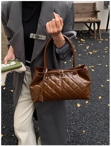 Détail du sac cabas matelassé en cuir verni caramel brillant avec de grandes anses chic