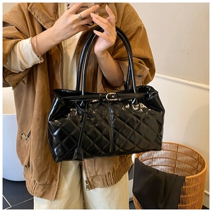 Gros plan détaillé d'un grand sac cabas matelassé noir avec finition brillante chic