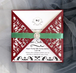 Detail der burgunderroten Laser-Hochzeitseinladung mit grünem Seidenband und Strass-Schnalle