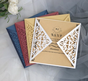 Detaillierte lasergeschnittene RSVP-Hochzeitskarten in Navy, Burgund, Gold und Weiß