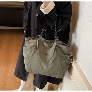 Dettaglio borsa tote in nylon verde oliva con spalline in corda e tasche laterali