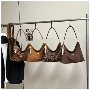 Details von Vintage-Matt-Schultertaschen mit Leopardenmuster und Perlenanhängern