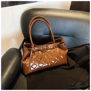 Détail du sac cabas matelassé marron brillant avec motif à losanges et texture cuir souple