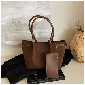 Détail du sac cabas en faux suède marron foncé avec pochette zippée assortie