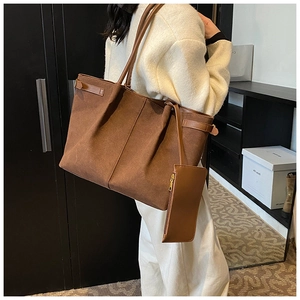 Détail du grand sac cabas vintage marron mat avec sangle et pochette assortie