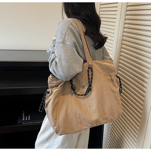 Borsa tote in tela kaki con coulisse e manico con nodo bicolore bianco e nero