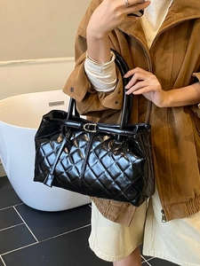 Sac fourre-tout matelassé en cuir verni noir avec boucle pour les trajets chics