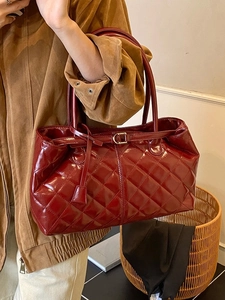 Sac fourre-tout matelassé en cuir verni bordeaux pour femme au fini brillant