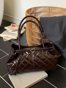 Sac fourre-tout en cuir verni marron foncé avec matelassage et doubles anses style vintage