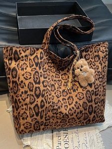 Vintage Suede Leopard Print Tote Bag For Women Large Capacity Shoulder Bag With Plush Charm Commuter Handbag