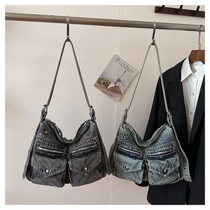 Détail des sacs cabas en denim multi-poches gris et bleus avec des éléments de style Y2K