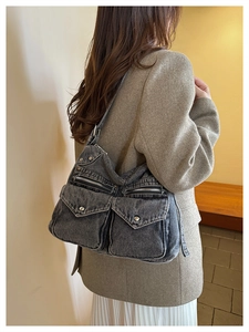 Détail du sac fourre-tout en denim gris vintage avec poches cargo et design style Y2K