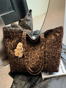 Fashionable leopard print velvet tote bag with plush dog pendant and large capacity